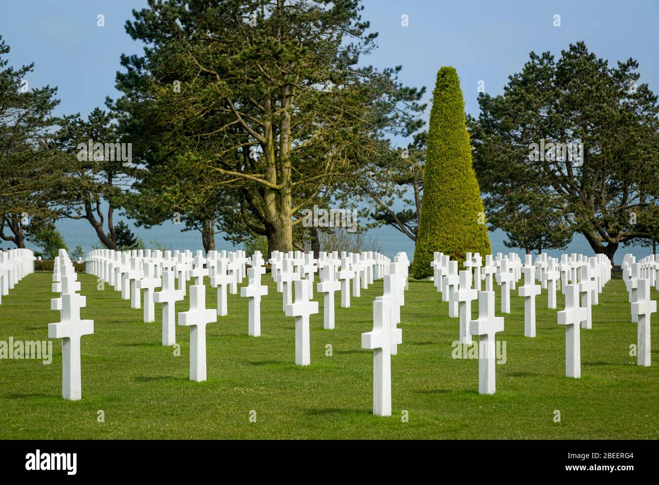 Perfekt platzierte Kreuze am amerikanischen Friedhof, Colleville-Sur-Mer, Normandie Frankreich Stockfoto