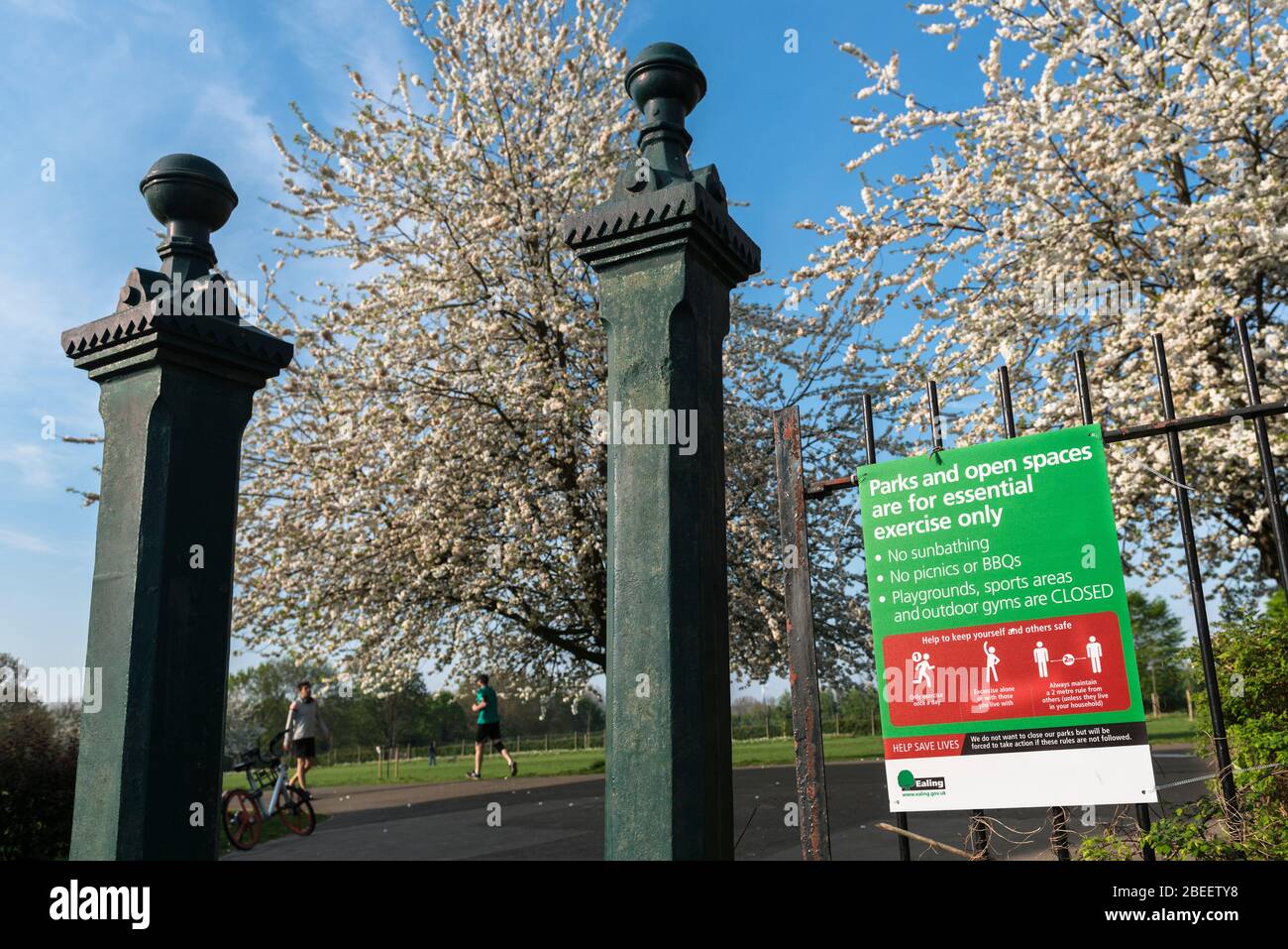 Parkeingang mit Ealing Council Zeichen, die britische Regierung Leitlinien und Einschränkungen für Bewegung und soziale Distanzierung bekannt geben. London am Ostersonntag Stockfoto