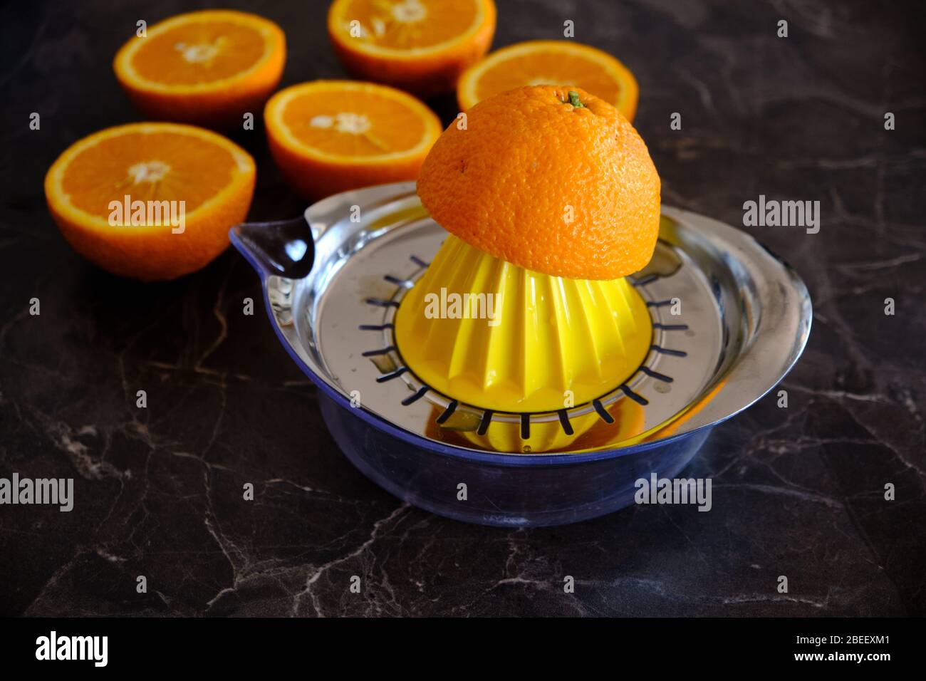 Orangensaft, Vitamin C Boost, frisch von Hand gesaftet. Halbgeschnittene Orangen. Gesunde Lebensweise Stockfoto