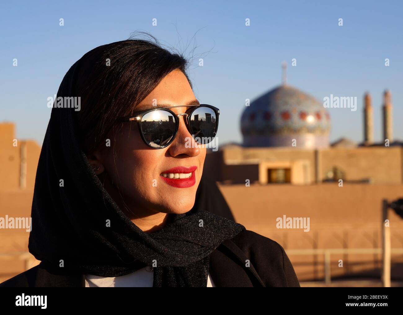 Porträt einer jungen Frau mit Sonnenbrille in Yazd, Iran, Persien, Nahost. Stockfoto