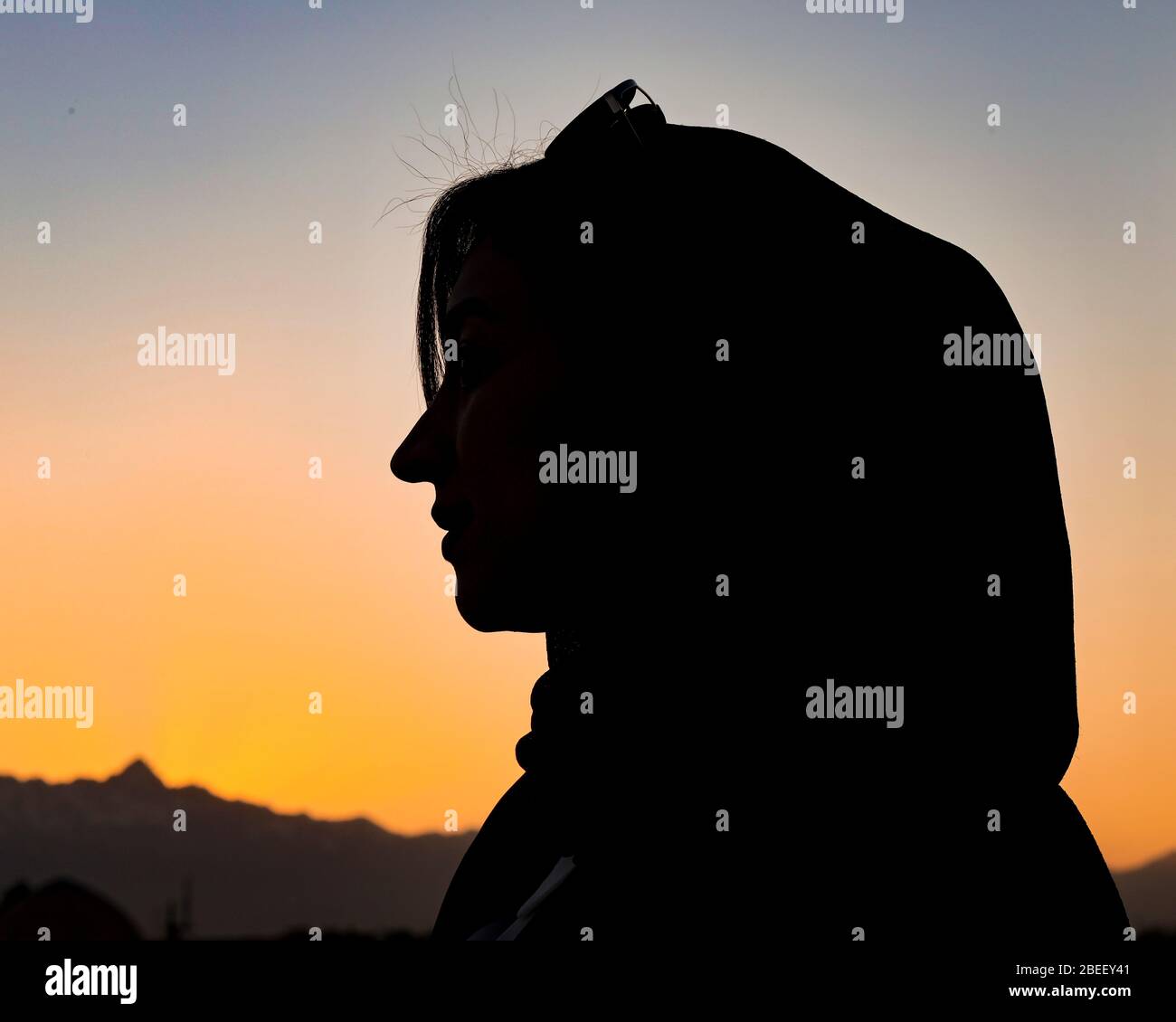 Silhouette einer jungen Frau bei Sonnenuntergang in Yazd, Iran, Persien, Naher Osten. Stockfoto