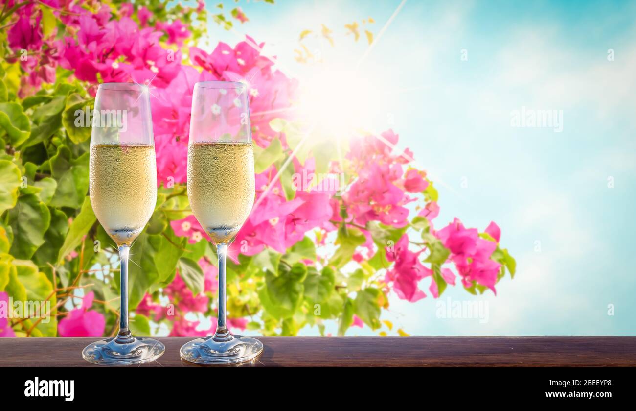 Zwei Gläser Champagner im Freien. Stockfoto