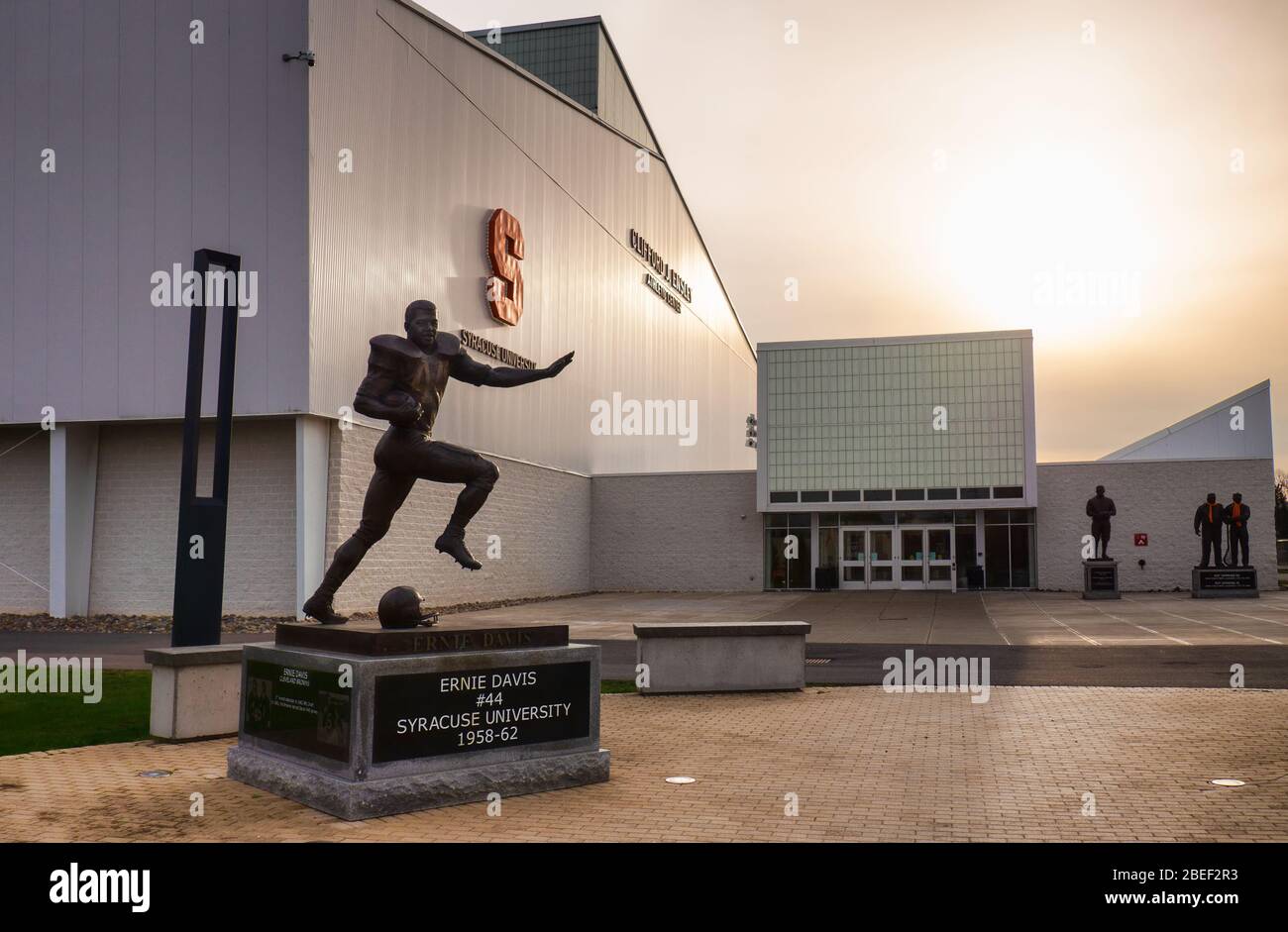 Syracuse, New York, USA. 12. April 2020. Ernie Davis Statue vor dem Clifford J. Ensley Athletic Center Stockfoto