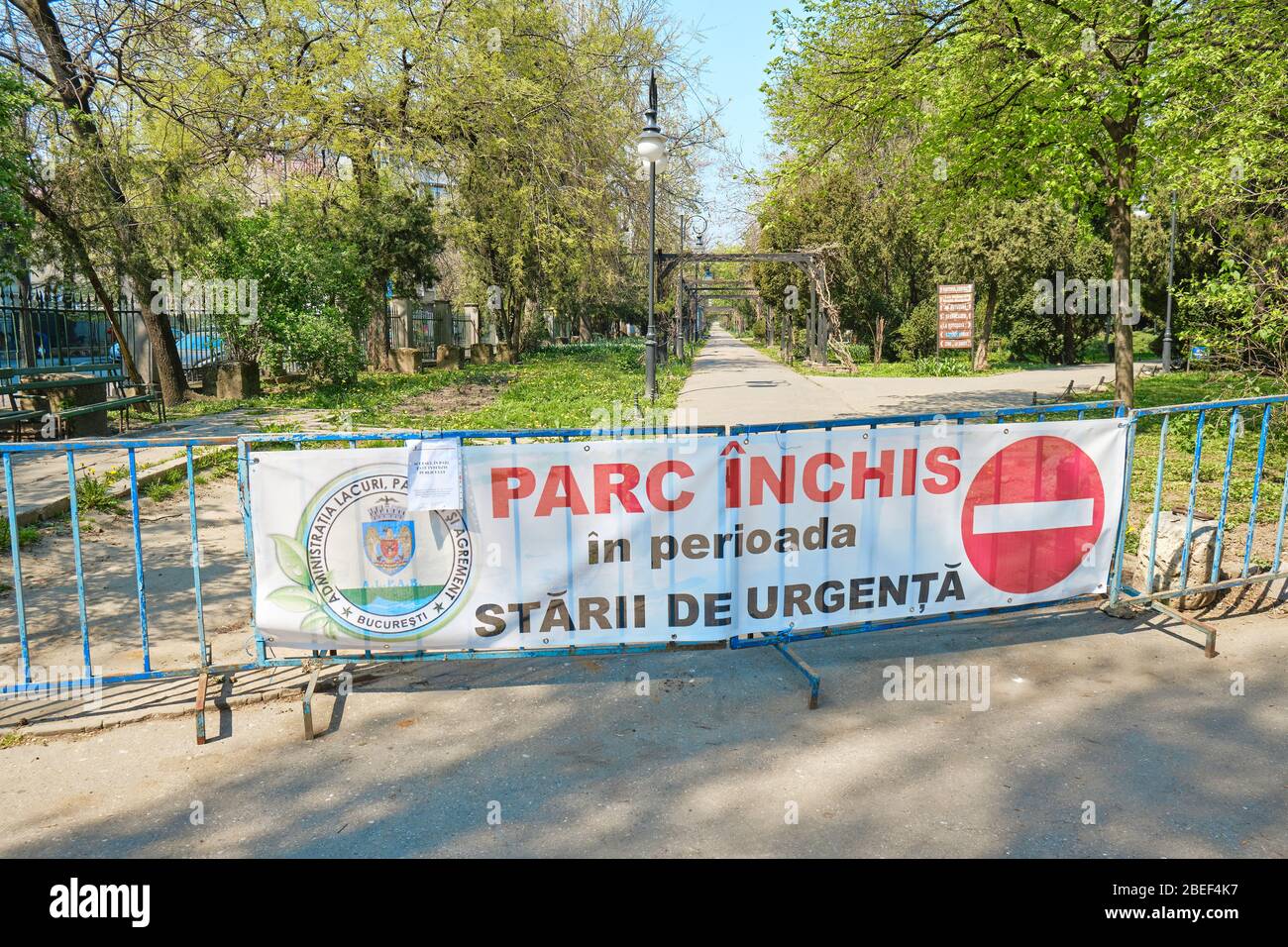 Bukarest, Rumänien - 10. April 2020: Der Eingang zum Cismigiu Park ist mit einem Stoppschild mit der Aufschrift "geschlossener Park im Ausnahmezustand", Teil der Gouverneure, geschlossen Stockfoto