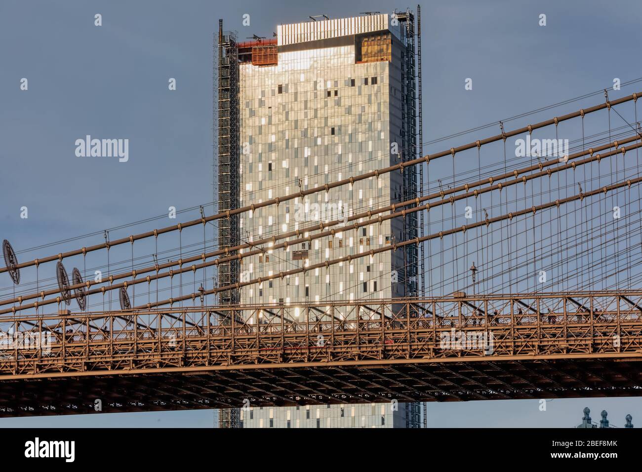 Ein Manhattan Square Gebäude vor der Brooklyn Bridge Stockfoto