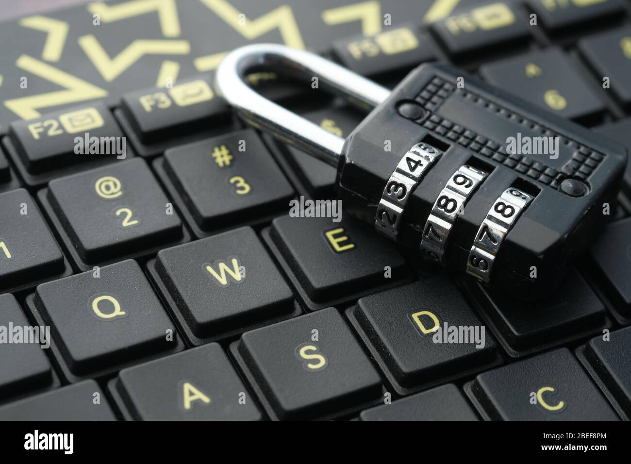 Nahaufnahme des Vorhängeschlosses auf der Tastatur, Datenschutz- und Sicherheitskonzept Stockfoto