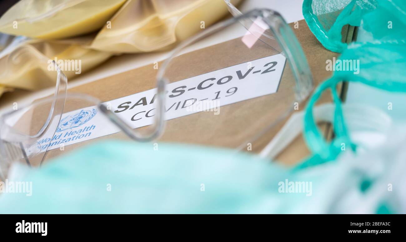 Schutzbrille und Maske auf einem Coronavirus-Dossier, konzeptionelles Bild Stockfoto
