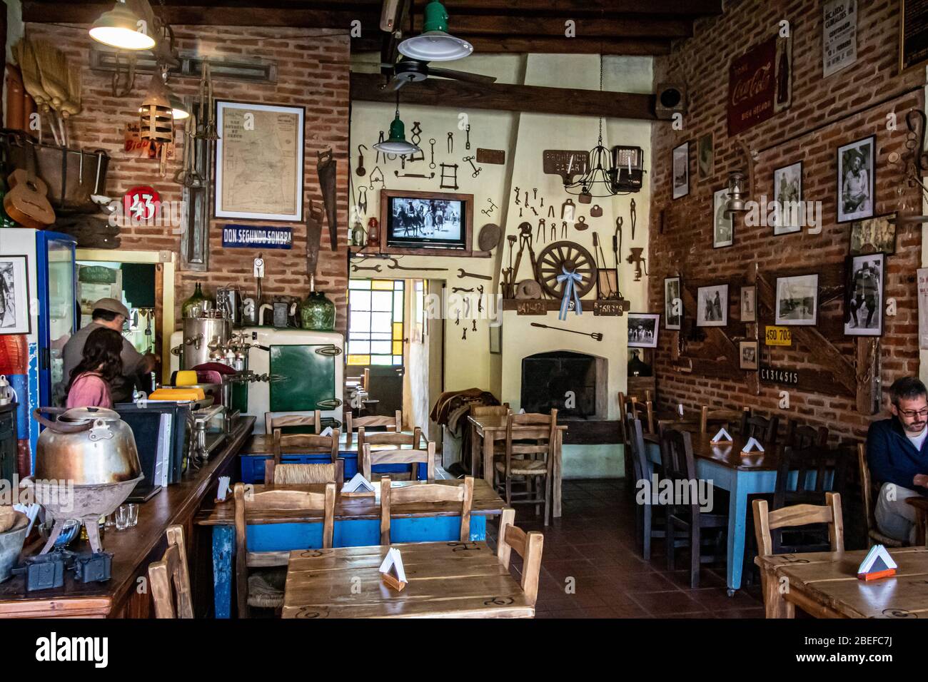 Traditionelles Café mit vielen Erinnerungsstücken, San Antonio de Areco, Argentinien Stockfoto