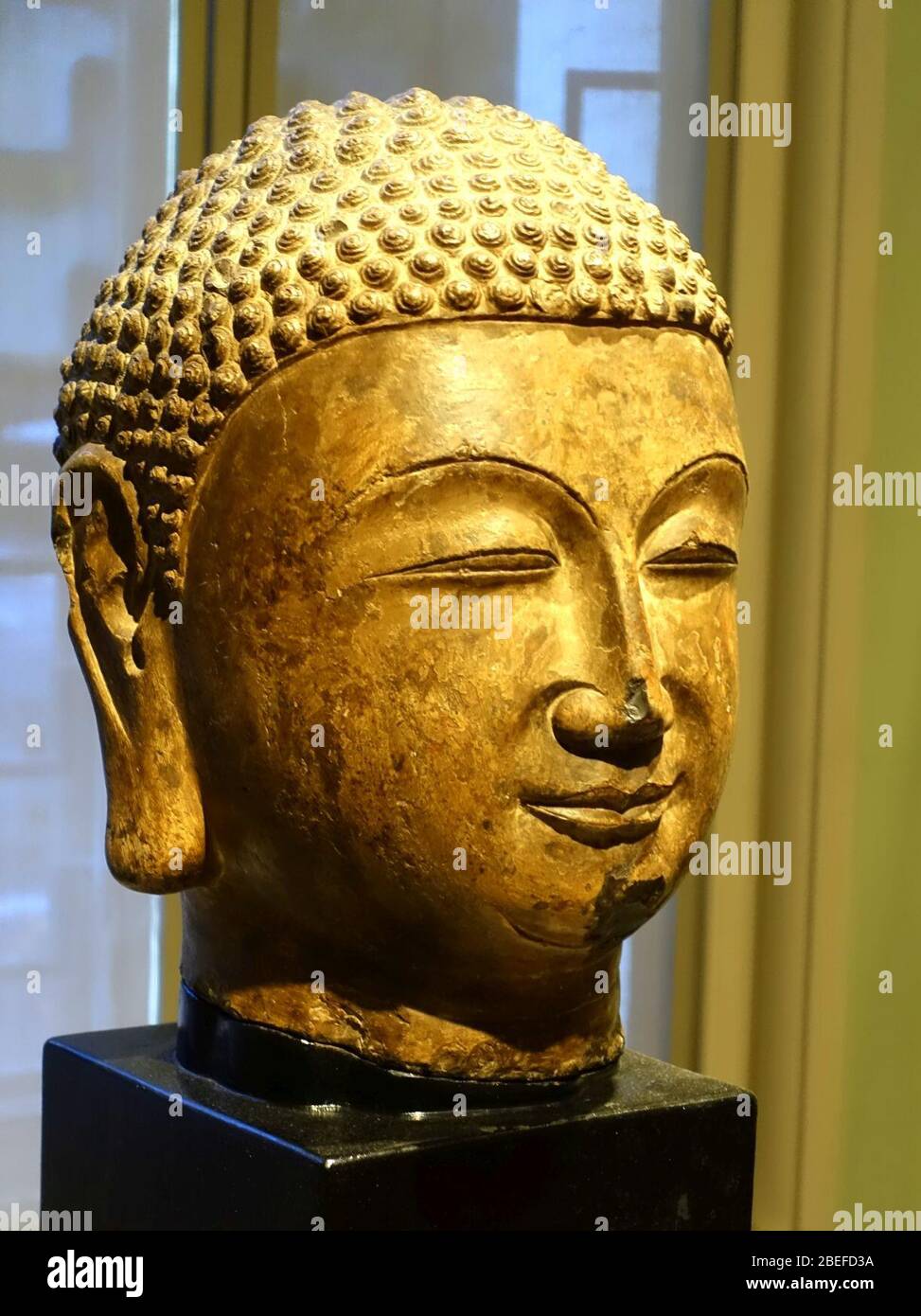 Kopf eines Buddha, Xiangtangshan Höhlenkomplex, Ansicht 2, China, Hebei Provinz, Nördliche Qi-Dynastie, datierbar bis 560 n. Chr., Kalkstein Stockfoto