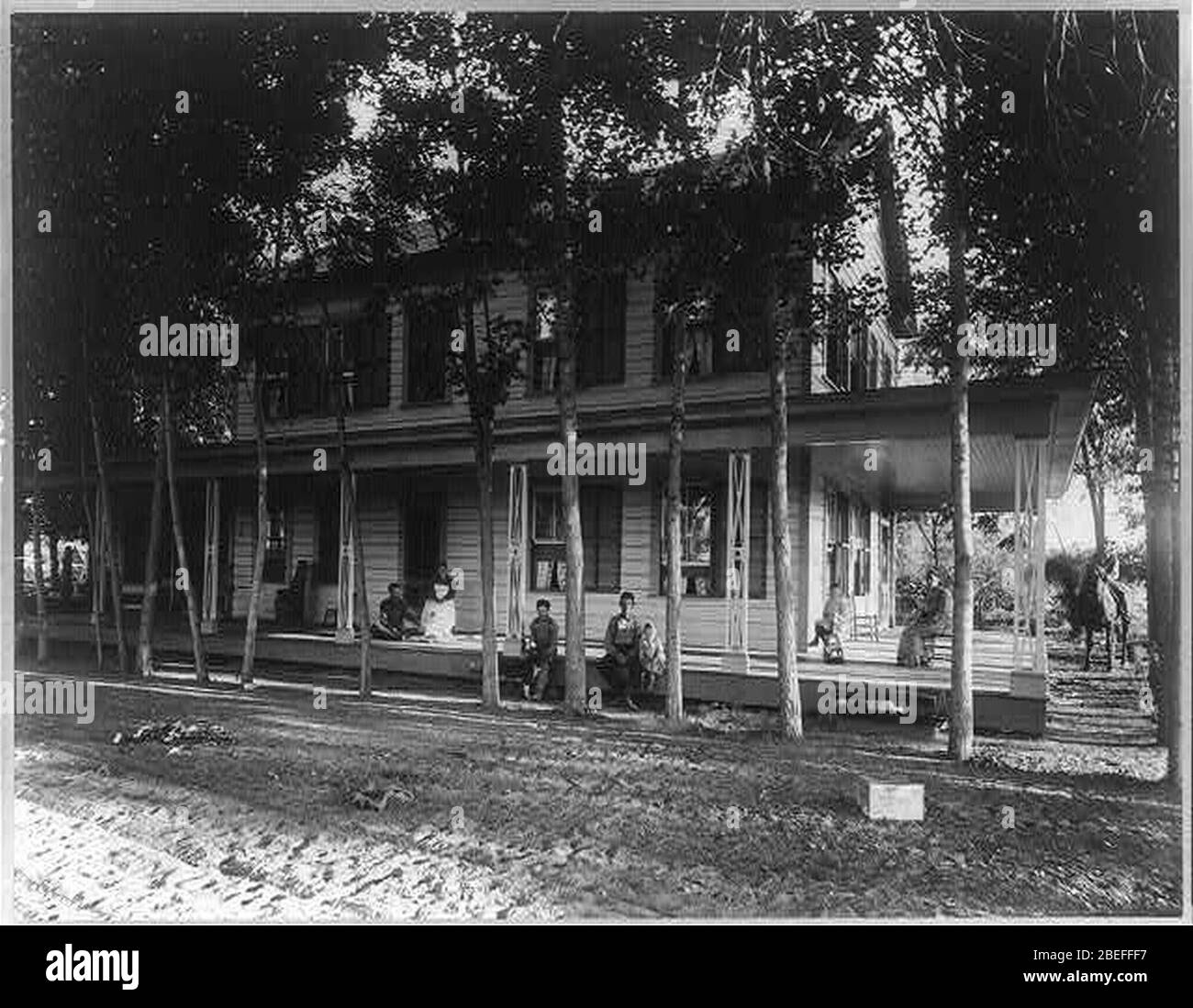 Hauptquartier Residenz Crocker Ranch; Familie auf Veranda Stockfoto