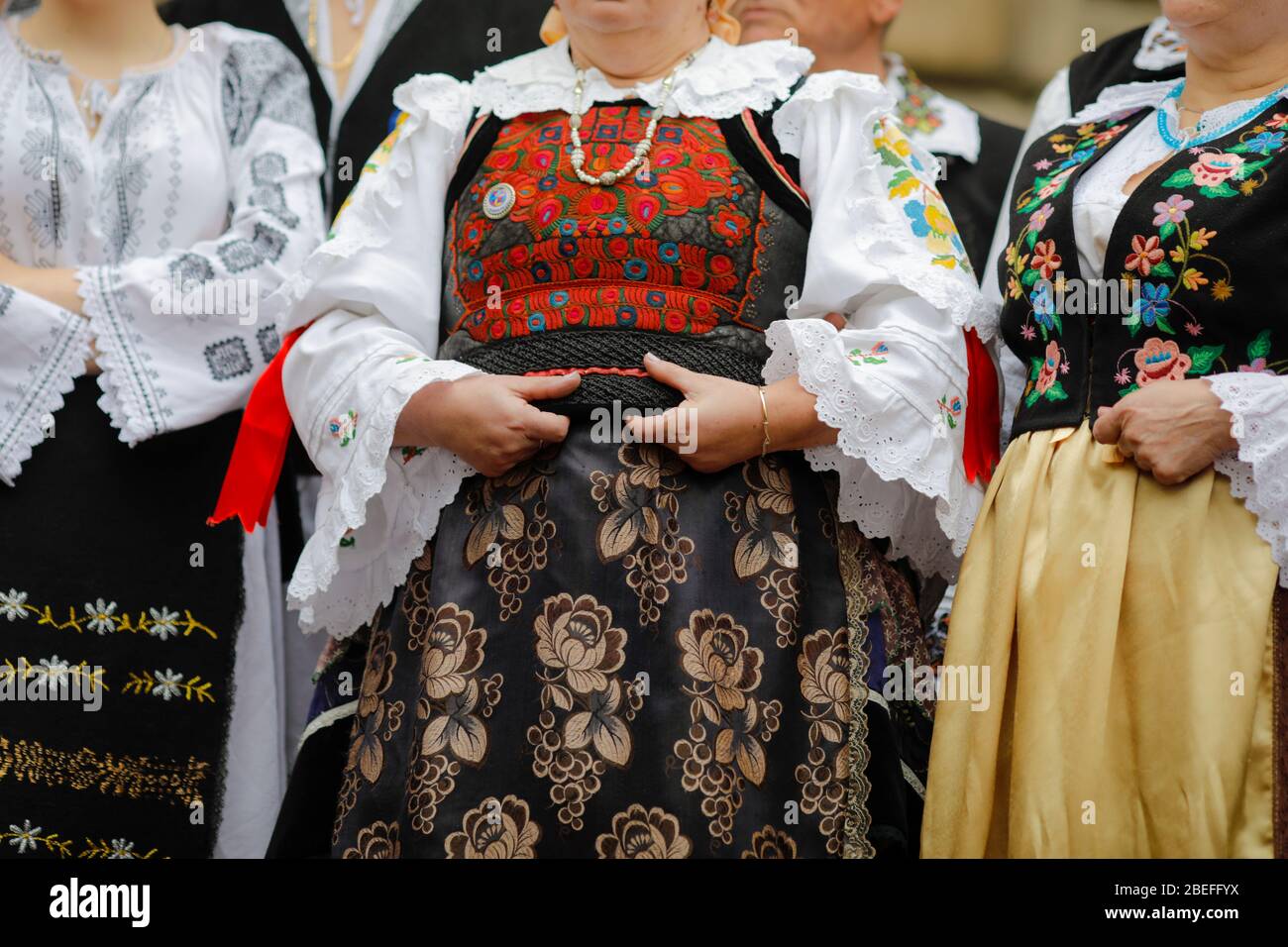 Artikeldetails mit der traditionellen rumänischen Kleidung von älteren Frauen. Stockfoto