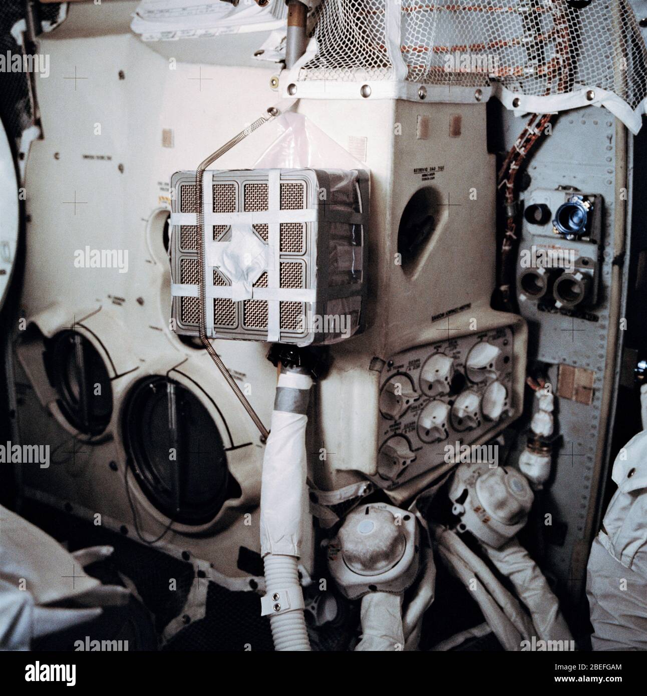 Eine Innenansicht des Apollo 13 Mondlandemoduls (LM) zeigt die 'Mailbox', eine von der Jury manipulierte Anordnung, die die Astronauten für die Verwendung der Lithium-Hydroxid-Kanister des Command Module (CM) zur Abtrennung von Kohlendioxid aus dem LM gebaut haben. Lithiumhydroxid wird verwendet, um CO2 aus der Atmosphäre des Raumschiffs zu schrubben. Apollo 13, gestartet am 11. April 1970, war die dritte Mission der NASA mit Besatzungsmacht zum Mond. Zwei Tage später, am 13. April, während der Fahrt zur Mondoberfläche, führte ein Fehler im elektrischen System eines der Sauerstofftanks des Service-Moduls zu einer Explosion, die beide Sauerstofftanks zum Scheitern brachte und auch zu einem Verlust führte Stockfoto