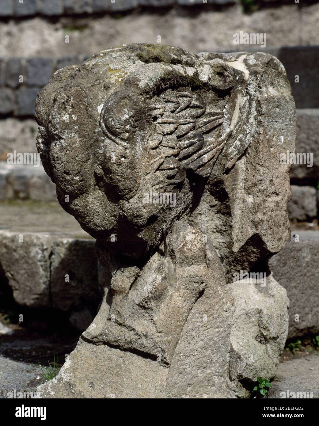 Reste einer Balustrade mit geflügeltem gryphon. Stockfoto