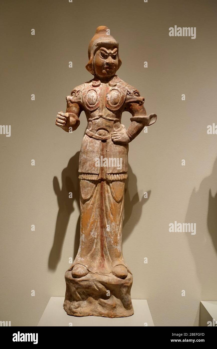 Himmlische Könige (Guardian Figuren), 1 von 2, Shaanxi oder Henan Provinz, China, 600-700 n. Chr., Steingut mit Gesso und Spuren von Pigment Stockfoto