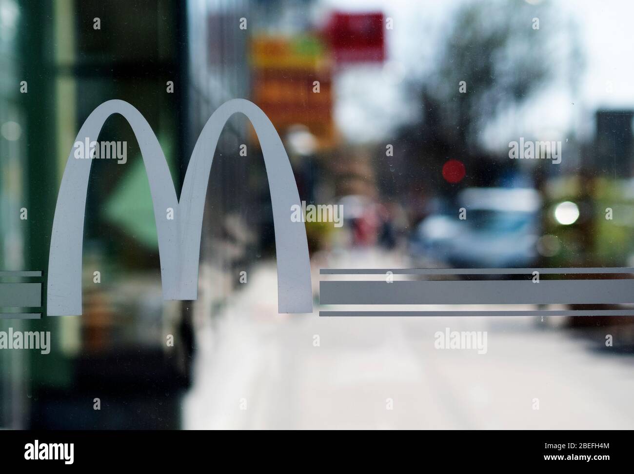 Logo McDonald's auf dem Glas, das die leere Sommerterrasse des Restaurants umschließt. In der Ukraine wurde wegen der Pandemie des Coronavirus KOVID-19, die erhebliche Änderungen am Betrieb von Cafés und Restaurants vorgenommen, ein Notfall ausgerufen. Jetzt ist nur noch Essen über Kuriere oder Drive-in erlaubt. Stockfoto
