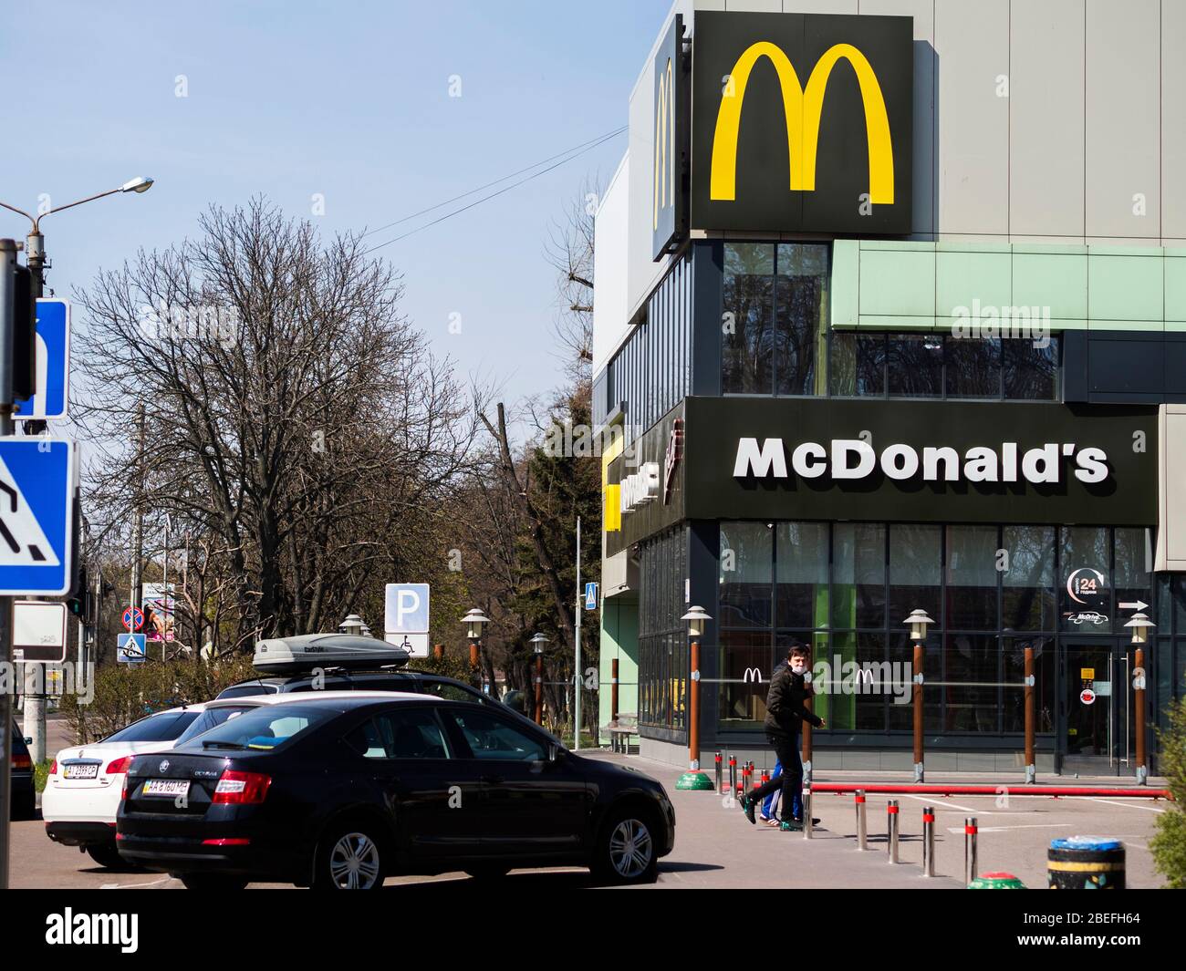 Das McDonald's Restaurant ist für Besucher geschlossen. In der Ukraine wurde wegen der Pandemie des Coronavirus KOVID-19, die erhebliche Änderungen am Betrieb von Cafés und Restaurants vorgenommen, ein Notfall ausgerufen. Jetzt ist nur noch Essen über Kuriere oder Drive-in erlaubt. Stockfoto