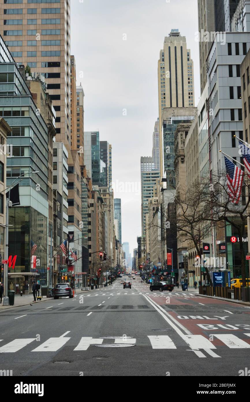 Fifth Avenue in Midtown Manhattan ist wegen der COVID-19 Pandemie, April 2020, New York City, USA, fast verlassen Stockfoto