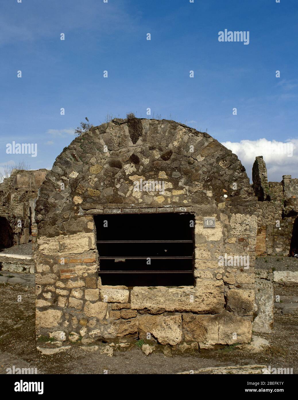 Privater Wasserbrunnen eines Hauses. Stockfoto