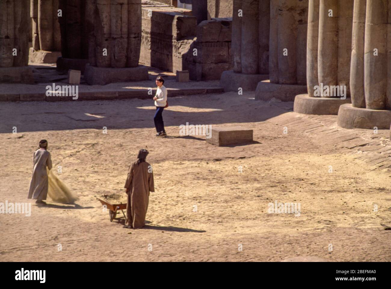 22. Januar 1989 - Luxor, Ägypten -- der Luxor Tempel Statue Cache war eine der bedeutendsten archäologischen Entdeckungen des Jahrzehnts, wo eine Gruppe von alten ägyptischen Statuen wurde am 22. Januar 1989 ausgegraben, während der routinemäßigen Wartung des Tempels in einem stark befahrenen touristischen Gebiet. Sie wurden unter dem Sonnenhof der 18. Dynastie Pharao Amenhotep III. Entdeckt Eine Teilliste der Statuen: Thutmosis III., Amenhotep III., die Göttin Lunyt, Tutanchamun, Horemheb, Amun-Re-Kamutef und die Göttin Tawaret. Die Ausgrabung wurde 1989 unter der Autorität von Mohamed El so gestartet Stockfoto