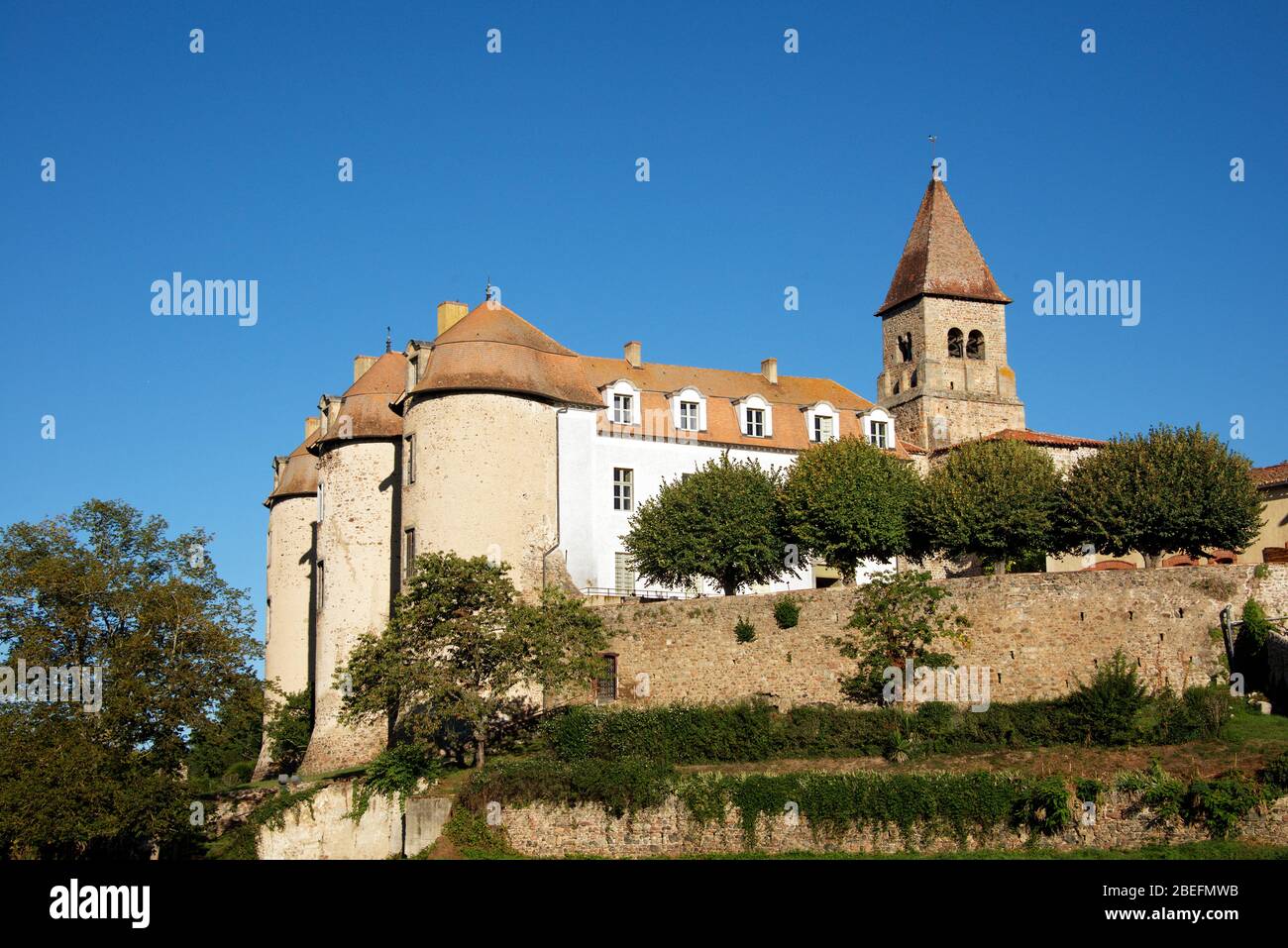Altes Priorat und Saint Pierre Kirche Pommiers Rhone Alpen Frankreich Stockfoto