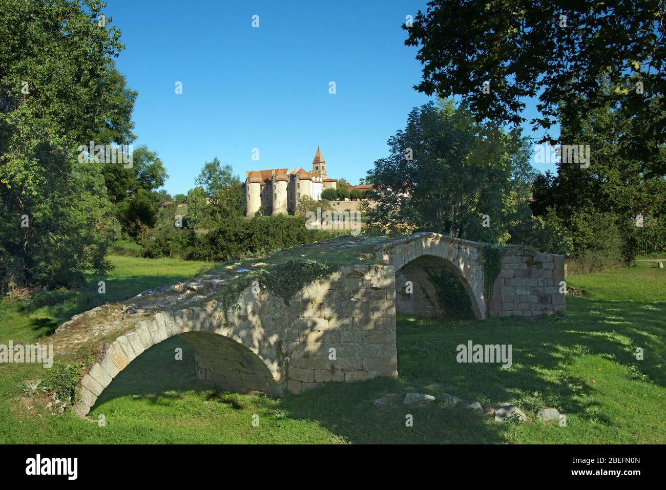 Reste der römischen Brücke und alten Priorat und Saint Pierre Kirche Pommiers Rhone Alpen Frankreich Stockfoto