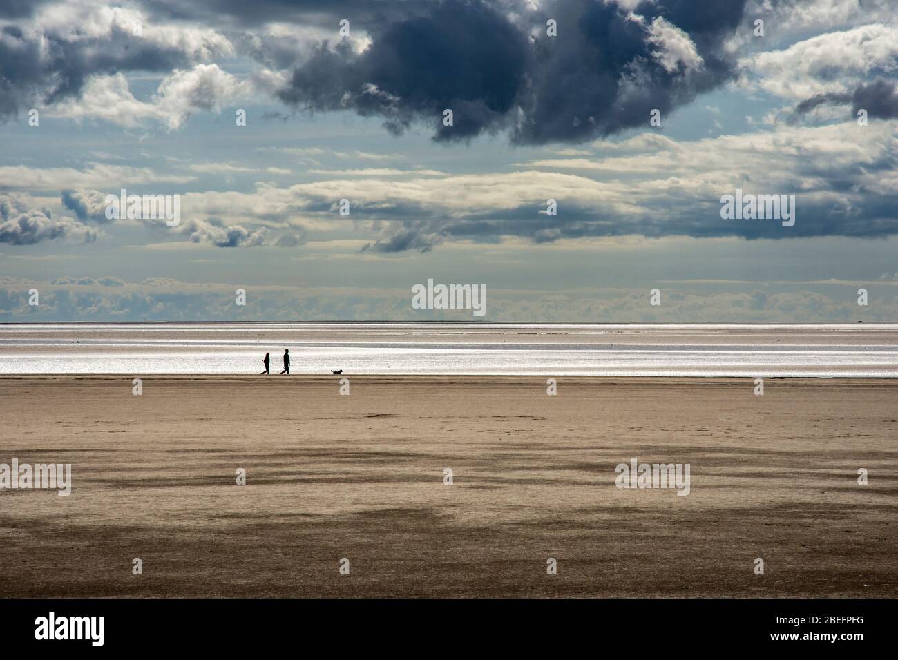 Soziale Distanz in einem kleinen, verschlafenen Dorf Arnside eine idyllische Lage an der Kent-Mündung, in einem Gebiet, das als Gebiet bezeichnet wurde Stockfoto