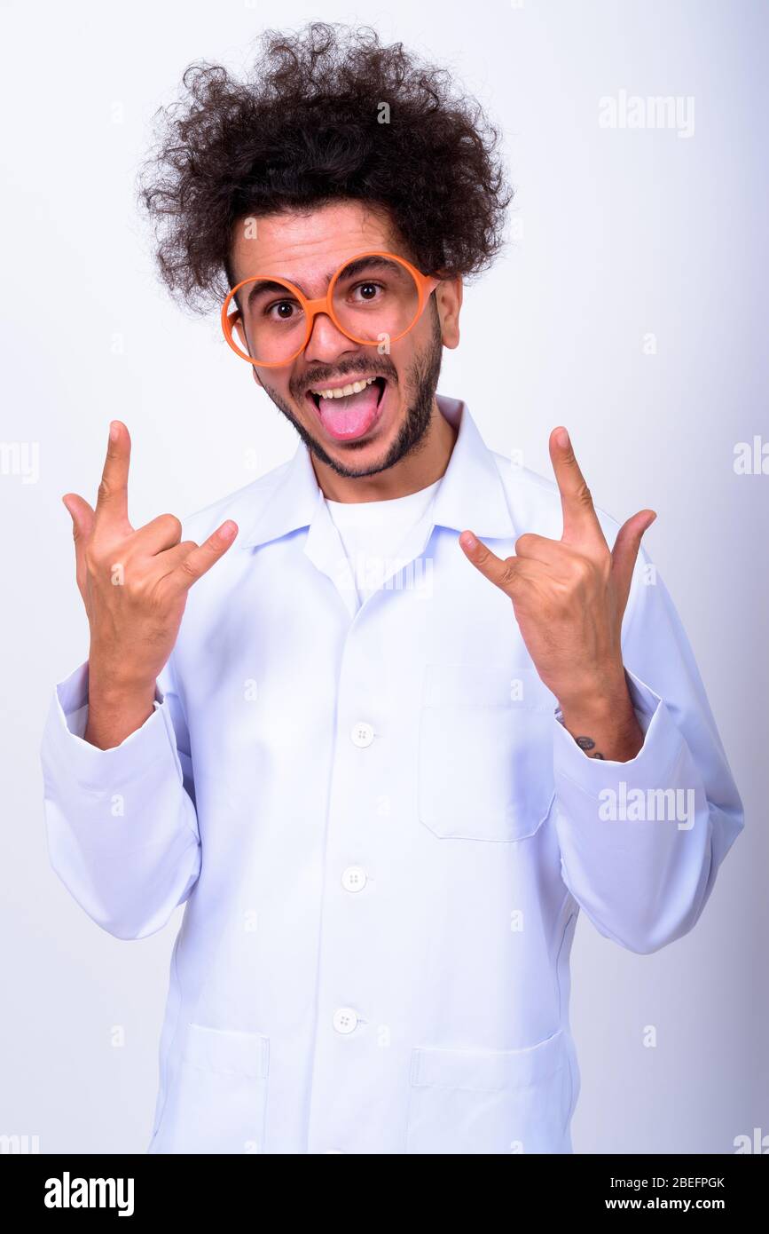 Portrait des lustigen türkischen Mann Arzt mit Rock-Geste Stockfoto