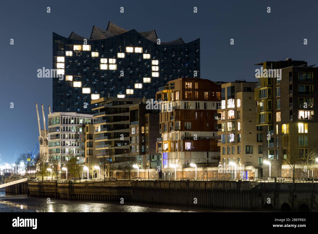 Die Form eines Herzens wird durch die Lichter des Westin Hotels in der Elbphilharmonie in Hamburg, Deutschland, geformt. Stockfoto