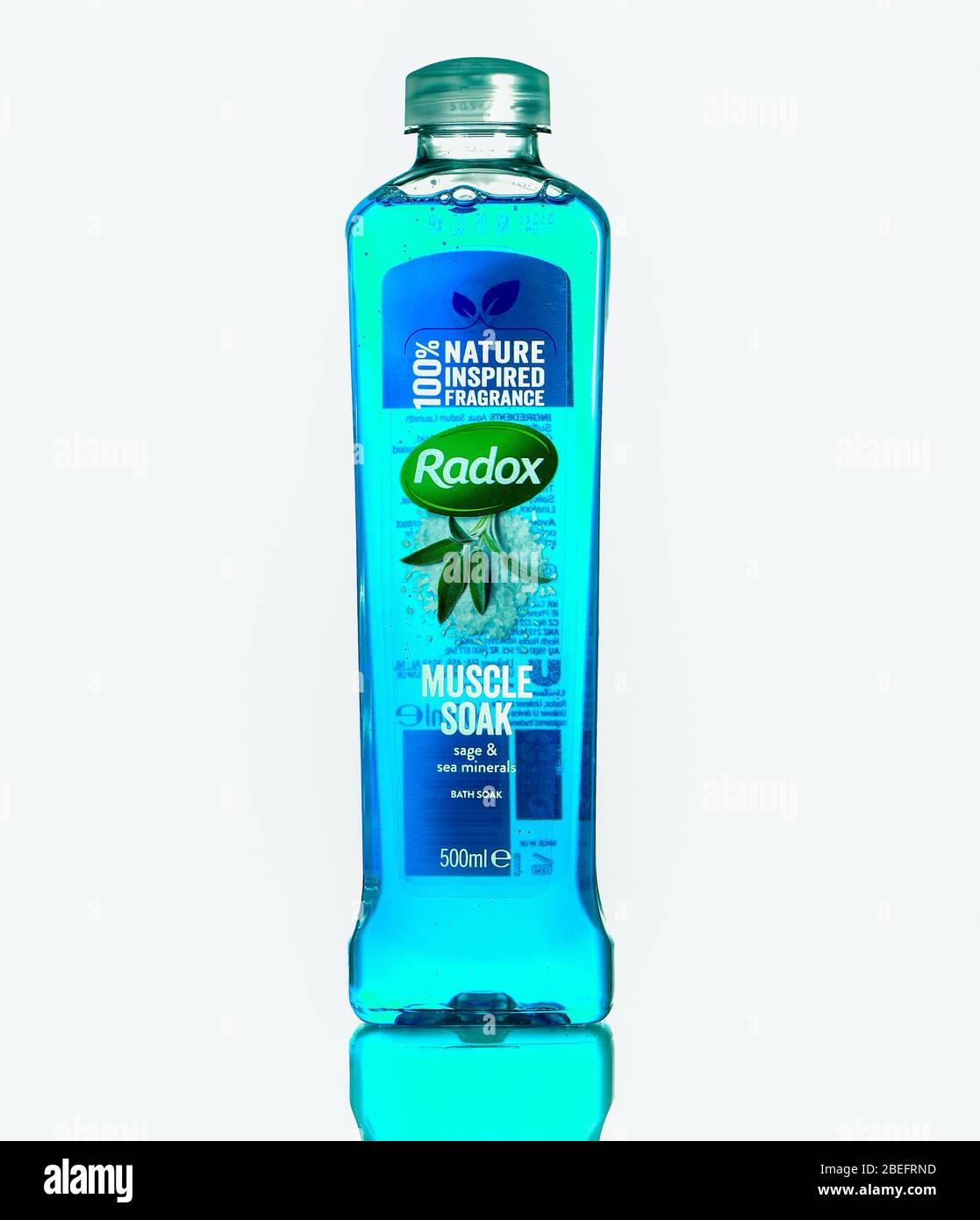 RADOX Muscle Soak Flasche Studio aufgenommen auf einem weißen Hintergrund mit Reflexion. Stockfoto