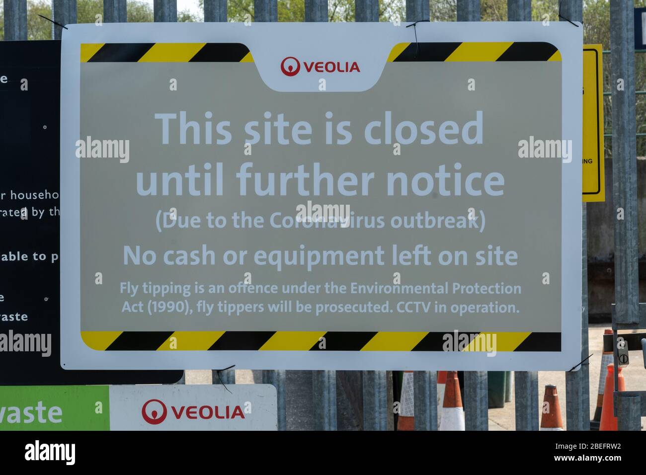 12. April 2020. Hinweis am Tor eines britischen Abfallrecyclingzentrums von Veolia, in dem angegeben ist, dass diese Website aufgrund des Coronavirus (Covid-19)-Ausbruchs (Pandemie) bis auf weiteres geschlossen ist. Stockfoto