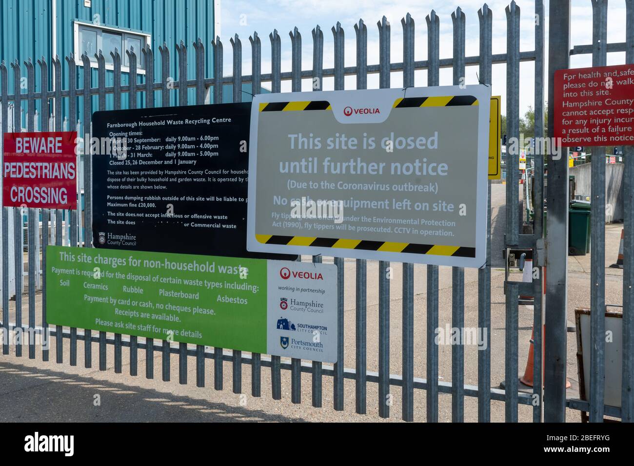 12. April 2020. Hinweis am Tor eines britischen Abfallrecyclingzentrums von Veolia, in dem angegeben ist, dass diese Website aufgrund des Coronavirus (Covid-19)-Ausbruchs (Pandemie) bis auf weiteres geschlossen ist. Stockfoto