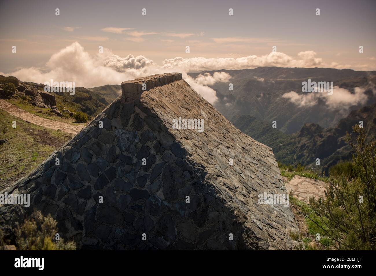 Ein Steinhaus auf einem Gipfel in der Landschaft und den Bergen des Madeira-Nationalparks in Zentral-Madeira auf der Insel Madeira in Portugal. Portugal, Stockfoto
