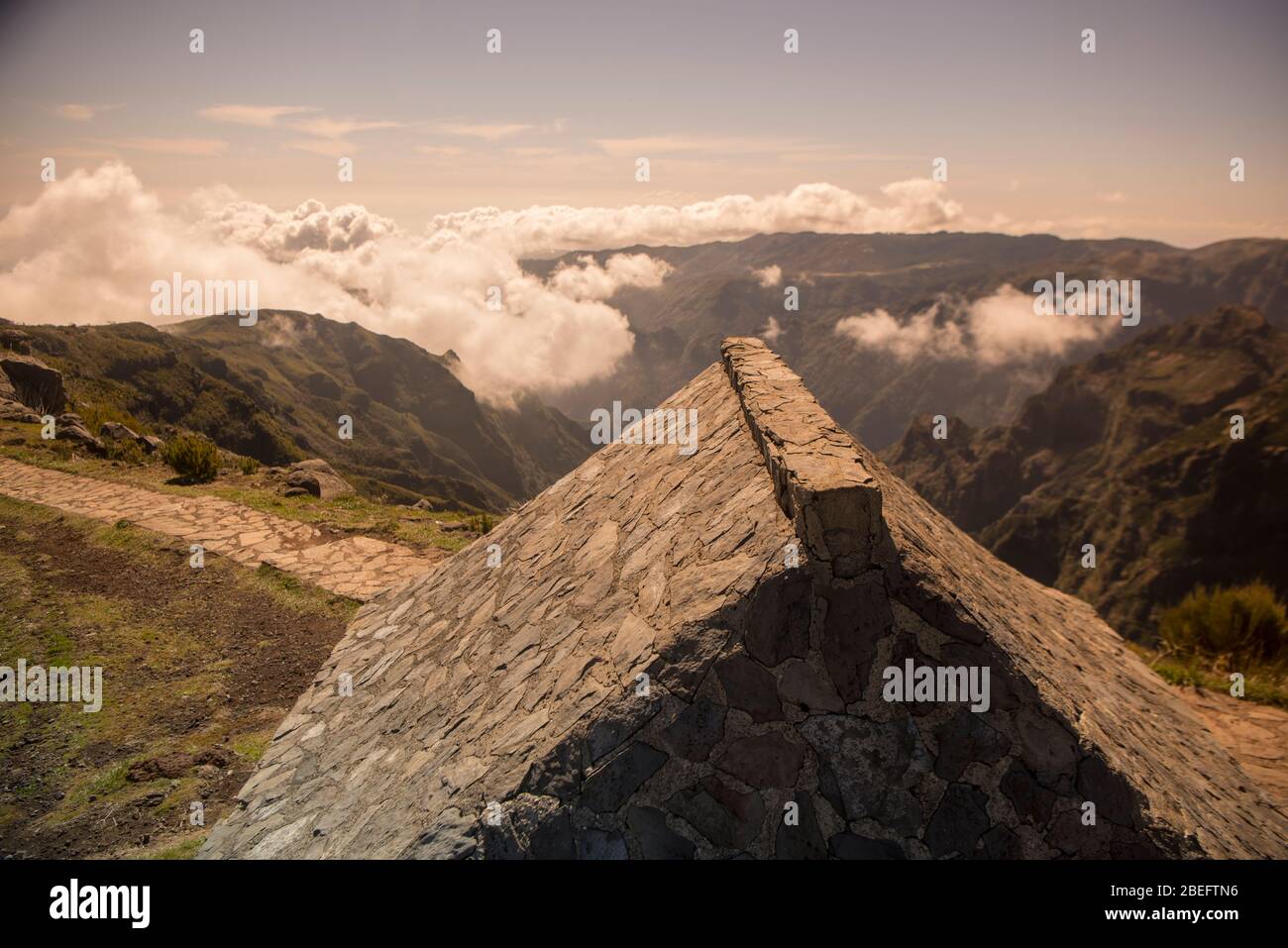 Ein Steinhaus auf einem Gipfel in der Landschaft und den Bergen des Madeira-Nationalparks in Zentral-Madeira auf der Insel Madeira in Portugal. Portugal, Stockfoto