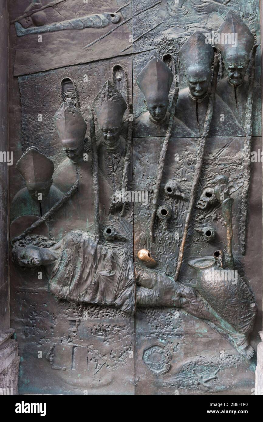 Die bronzene Ljubljana-Tür von Mirsad Begić, 1996, Kathedrale St. Nikolaus, Ljubljana, Slowenien Stockfoto