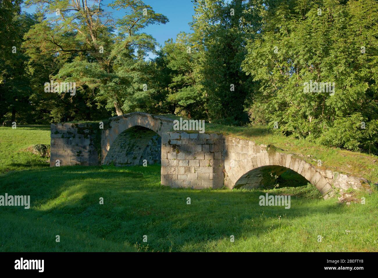 Reste der römischen Steinbrücke Pommiers Auvergne Rhone Alpen Frankreich Stockfoto