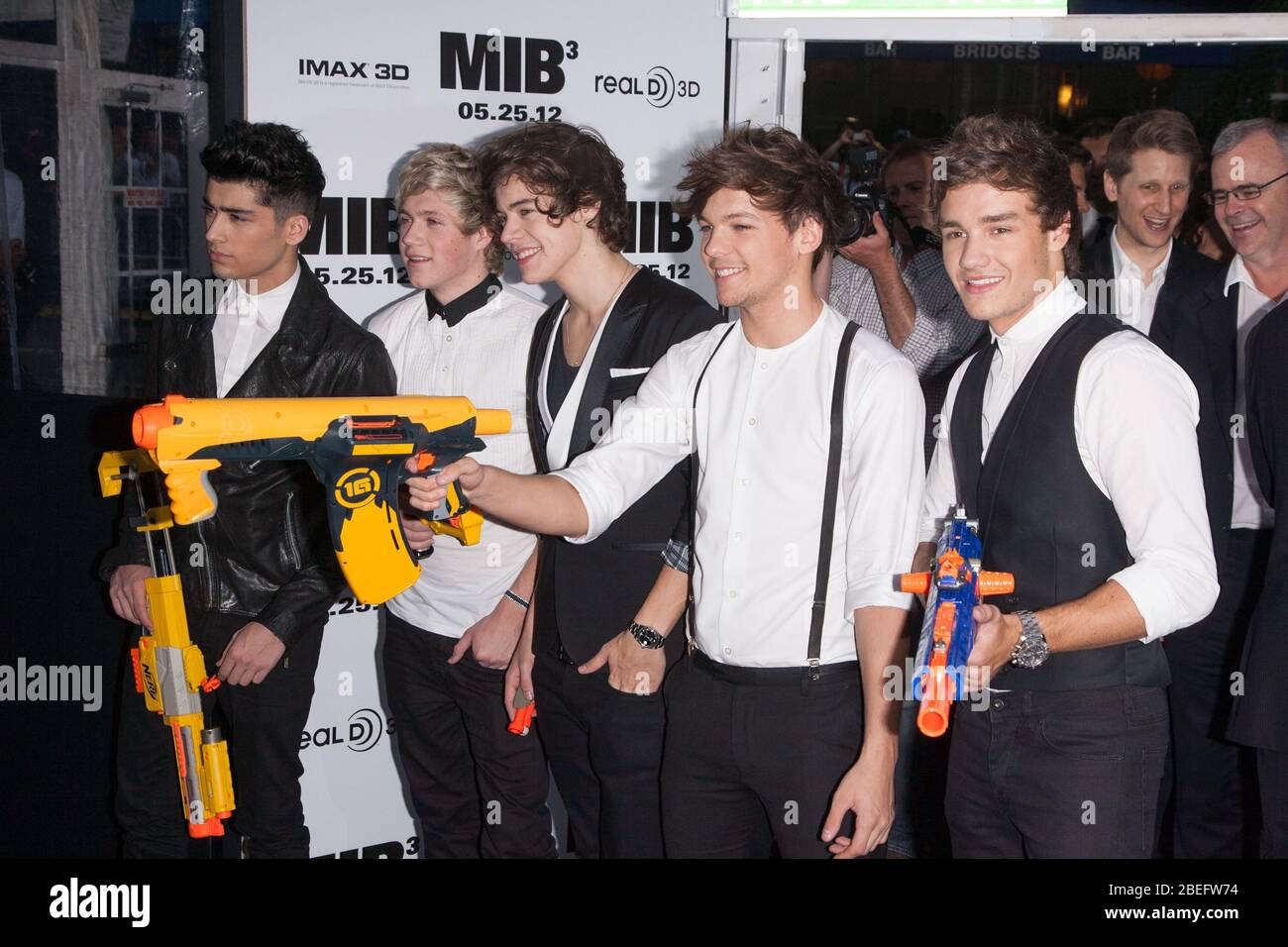 (L-R) Zayn Malik, Niall Horan, Louis Tomlinson, Harry Styles und Liam Payne von der Band One Direction besuchen die New Yorker Premiere A Stockfoto