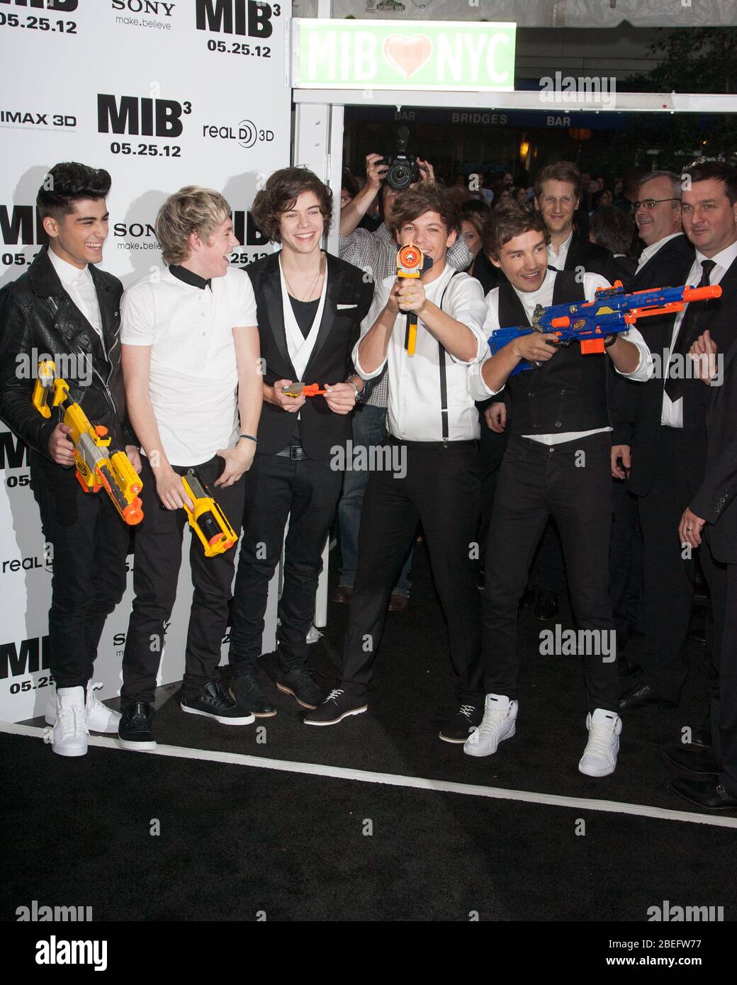 (L-R) Zayn Malik, Niall Horan, Louis Tomlinson, Harry Styles und Liam Payne von der Band One Direction besuchen die New Yorker Premiere A Stockfoto