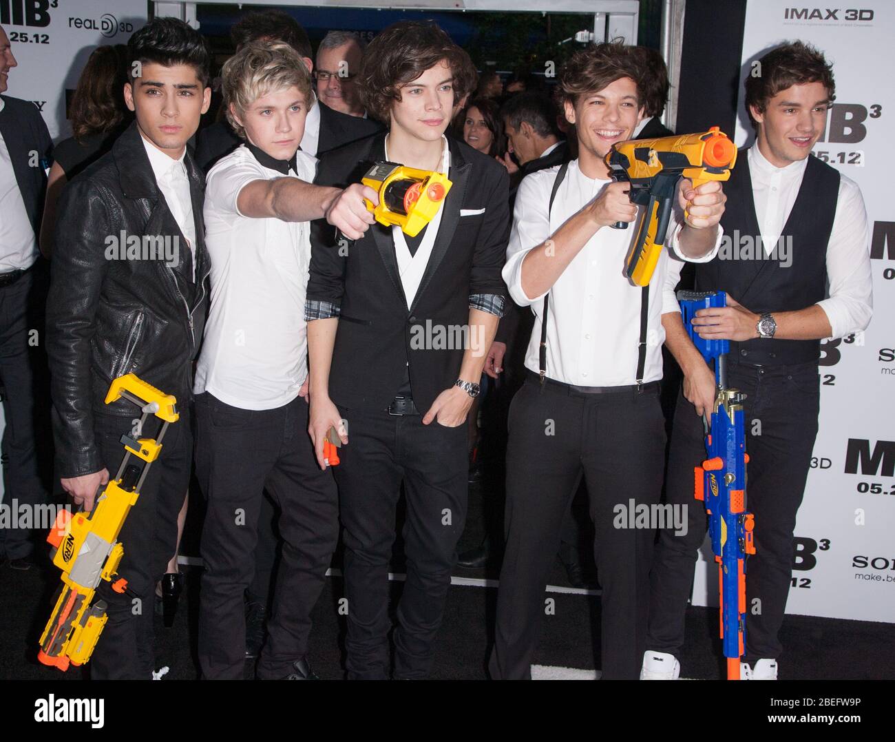 (L-R) Zayn Malik, Niall Horan, Louis Tomlinson, Harry Styles und Liam Payne von der Band One Direction besuchen die New Yorker Premiere A Stockfoto