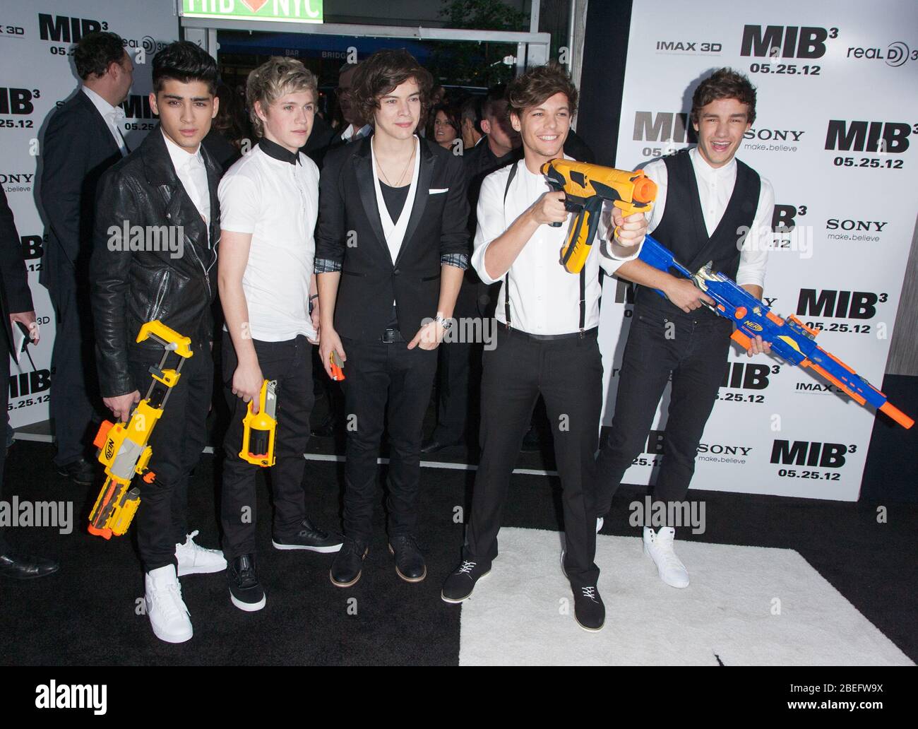(L-R) Zayn Malik, Niall Horan, Louis Tomlinson, Harry Styles und Liam Payne von der Band One Direction besuchen die New Yorker Premiere A Stockfoto