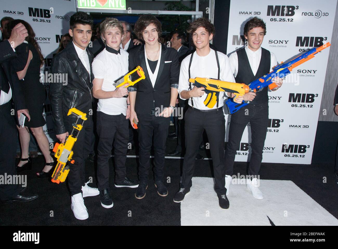 (L-R) Zayn Malik, Niall Horan, Louis Tomlinson, Harry Styles und Liam Payne von der Band One Direction besuchen die New Yorker Premiere A Stockfoto