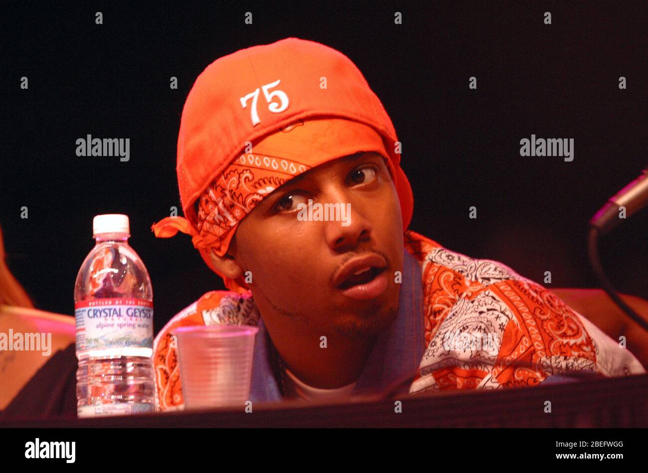 Juelz Santana nimmt am Philadelphia Hip-Hop Summit 2003 im Liacouras Center in Philadelphia, PA, Teil. Der Summit führte Diskussionen über den Stand der Hip-Hop-Kultur mit den Podiumsdiskussionen der größten Hip-Hop-Stars sowie der erfolgreichsten CEO's der Branche. 14. August 2003. Quelle: Scott Weiner/MediaPunch Stockfoto