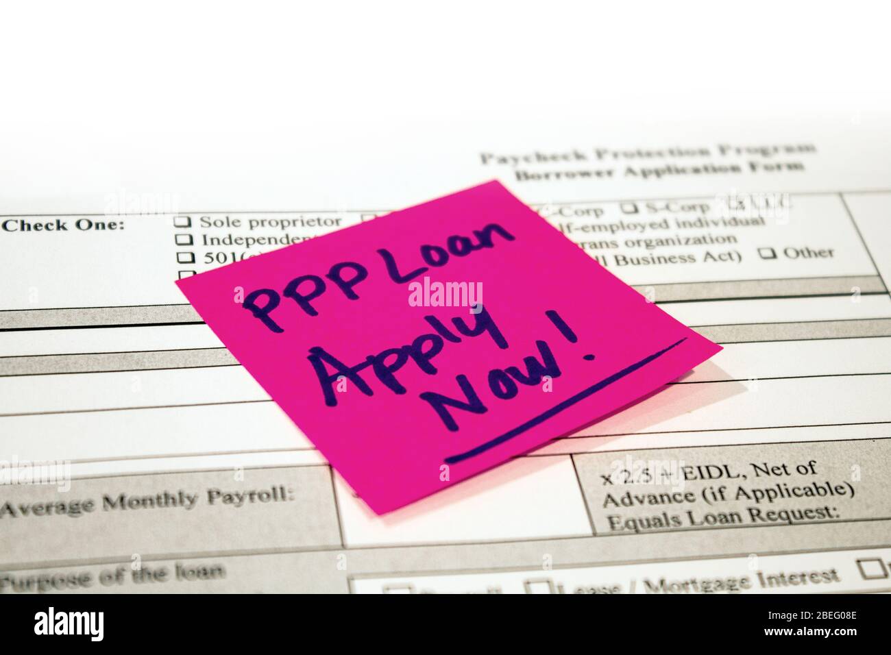 Ein Antrag für das Paycheck Protection Program mit einer Erinnerung daran kleben. Stockfoto