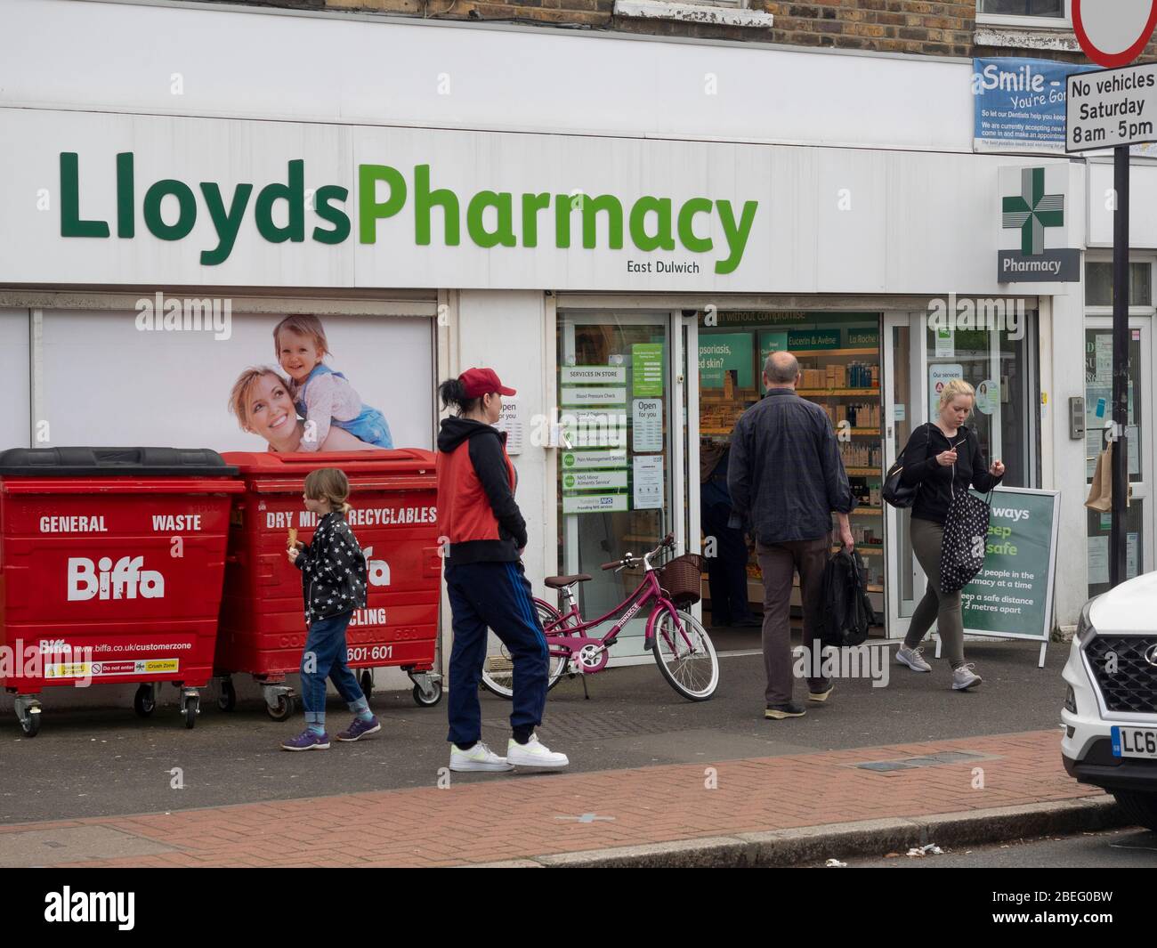 London, Großbritannien. April Thee 8, 2020. Blick auf die Schlange in einer Apotheke in Noth Cross Road, East Dulwich (Südosten Londons) Stockfoto