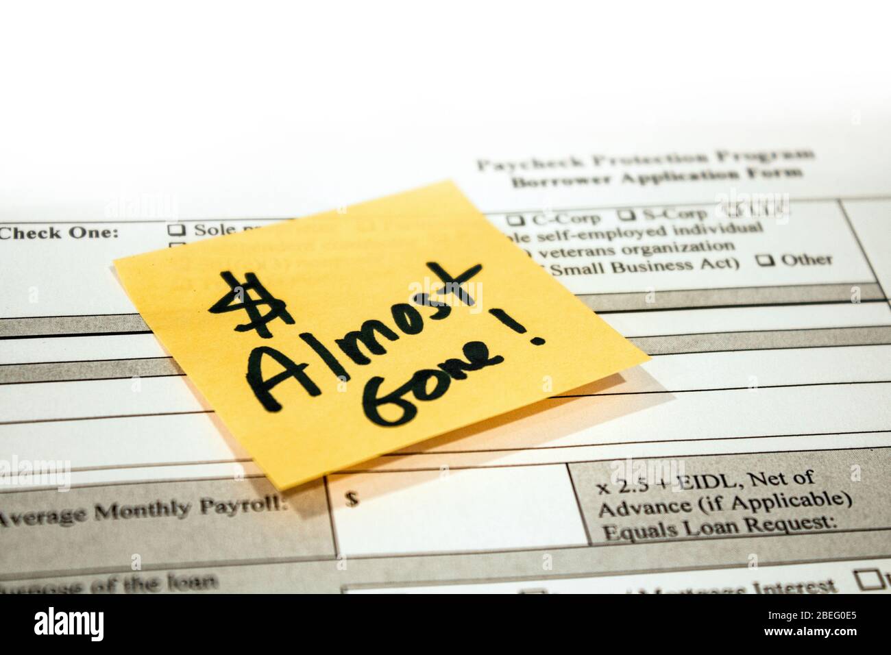 Ein Antrag für das Paycheck Protection Program mit einer Erinnerung daran kleben. Stockfoto