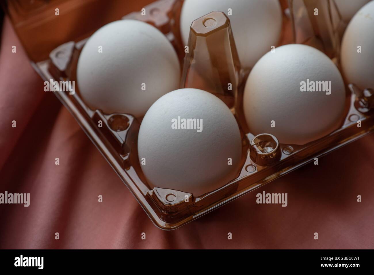 Konzept der natürlichen Eier. Ein Tablett mit Eiern auf weißem und rosa  Hintergrund. Eco Tablett mit Hoden. Minimalistischer Trend, Draufsicht.  Eierschale Ei, Huhn Stockfotografie - Alamy