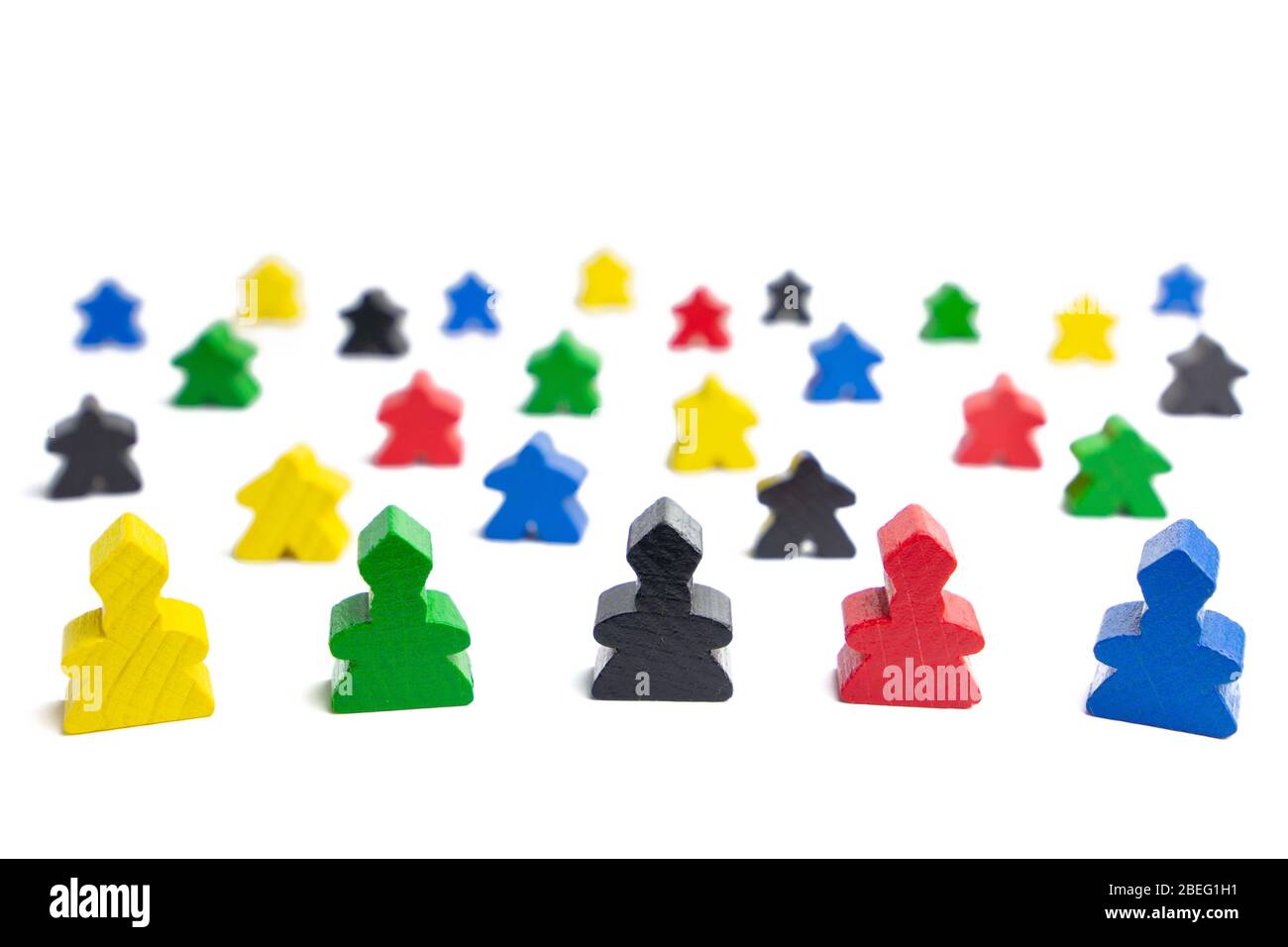 Das Konzept der Regierung oder des parlaments. Vier Führungskräfte vor Untergebenen. Bunte Spielkomponenten Stockfoto