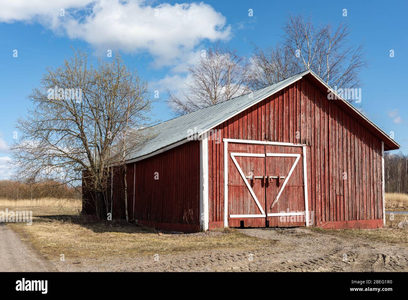 Rote Ocker Scheune oder Schuppen in ländlichen Gebieten. Tuusula, Finnland. Stockfoto