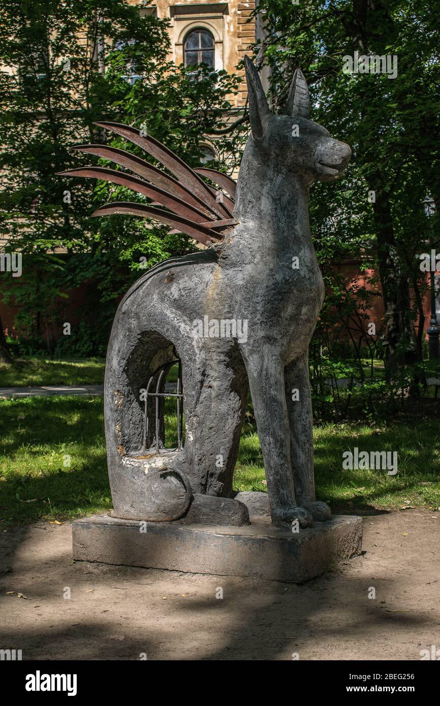 St. Petersburg, Russland, Sommer 2019: Katzenskulptur, die von Requisiten des Jugendtheaters auf dem Fontanka im Ismailowski Garten angefertigt wurde Stockfoto