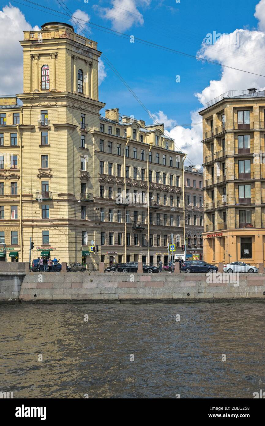 St. Petersburg, Russland, Sommer 2019: Apartmenthaus am Ufer des Fontanka-Flusses Stockfoto