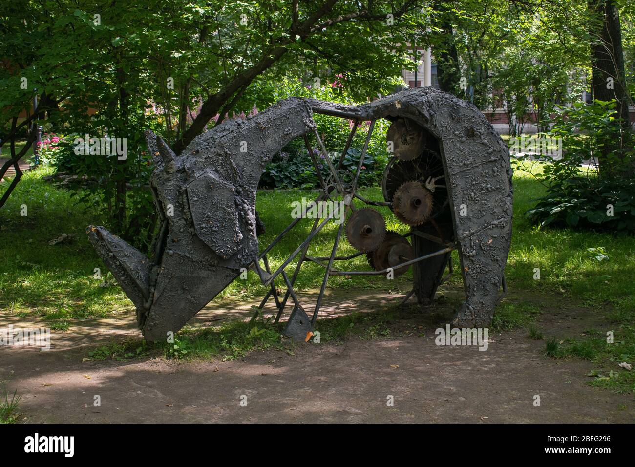 St. Petersburg, Russland, Sommer 2019: Rhino-Skulptur, die von Requisiten des Jugendtheaters auf dem Fontanka im Izmailovsky-Garten angefertigt wurde Stockfoto